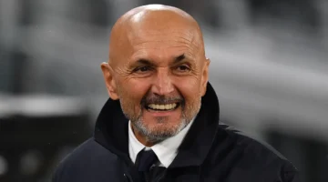 لقطة مثيرة للجدل.. سباليتي يقبل مذيعة عقب مباراة يوفنتوس ولاتسيو اعتراضًا على التحكيم